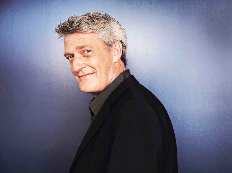 Dieter Moor moderiert das Kulturmagazin. – Bild: „Bild: rbb/​Thorsten Eichh