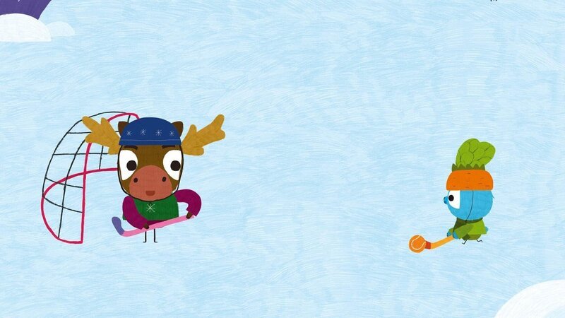 Im verschneiten Wald treffen Bop und Boo ihren „alten“ Freund Dwayne, den kleinen Elch wieder. Mit dem Hockey-Set haben die drei einen tollen Tag im Schnee! – Bild: 2020 publishing house Glowberry Books LLC.
