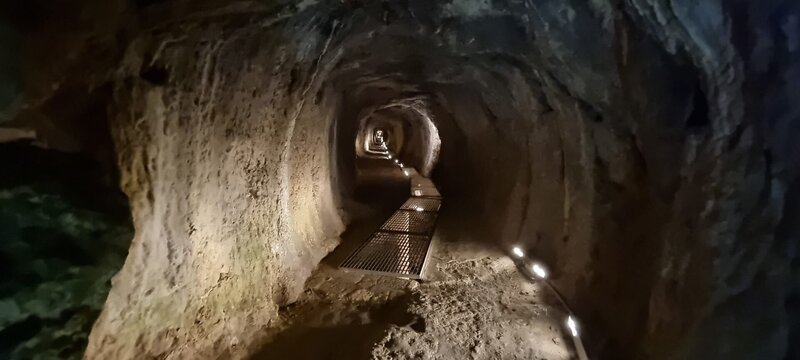 Der Eupalinos-Tunnel auf der Insel Samos gilt als Meisterwerk der antiken Ingenieurskunst. Er wurde von zwei Seiten gleichzeitig in den Berg getrieben, wobei die Abweichung in der Mitte unter einem Meter beträgt. – Bild: ZDF und Peter Prestel./​Peter Prestel