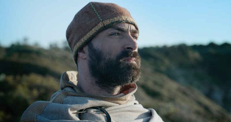 Roger I. (Sam Randazzo) blickt von Kalabrien nach Sizilien – die Insel, die er erobern wird. – Bild: ZDF und Harald Erschbaumer/EPO-Film./Harald Erschbaumer/EPO-Film Roger I. (Sam Randazzo) blickt von Kalabrien nach Sizilien – die Insel, die er erobern wird. – Bild: ZDF und Harald Erschbaumer/EPO-Film./Harald Erschbaumer/EPO-Film