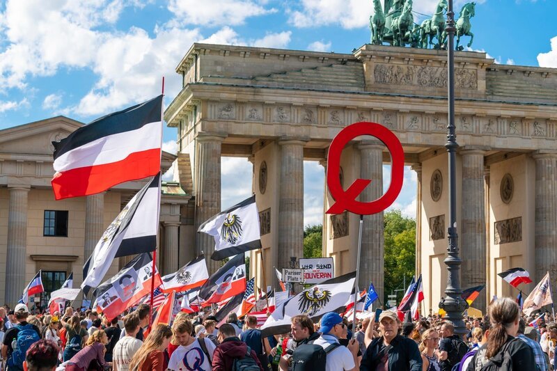 „Querdenker“ und Co. protestieren mit historischen Reichsflaggen gegen die Corona-Politik. – Bild: ZDF und mv /​ sulupress.de.
