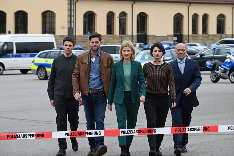 In den neuen Folgen der SOKO Stuttgart löst das Team um Martina Seiffert (Astrid M. Fünderich, M.) wieder spannende Fälle. Dabei erhalten Rico Sander (Benjamin Strecker, l.), Jo Stoll (Peter Ketnath, 2.v.l.) und Michael Kaiser (Karl Kranzkowski, r.) Unterstützung von einer neuen Kollegin: Nele Becker (Nina Siewert, 2.v.r.). – Bild: ZDF und Markus Fenchel.