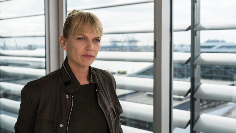 Helen Dorn (Anna Loos) steht nachdenklich am Fenster. – Bild: ZDF und Georges Pauly./​Georges Pauly