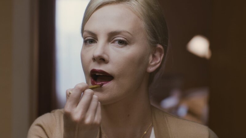 Die ehemalige Highschool-Queen Mavis (Charlize Theron) startet ihre verzweifelten Versuche, in ihrer Heimatstadt ihre große Jugendliebe zurückzuerobern … – Bild: 2011 Paramount Pictures and Mercury Productions, LLC. All Rights Reserved. / Courtesy of Paramo Lizenzbild frei Die ehemalige Highschool-Queen Mavis (Charlize Theron) startet ihre verzweifelten Versuche, in ihrer Heimatstadt ihre große Jugendliebe zurückzuerobern … – Bild: 2011 Paramount Pictures and Mercury Productions, LLC. All Rights Reserved. / Courtesy of Paramo Lizenzbild frei