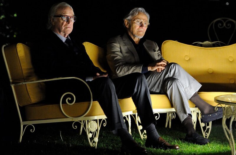 Fred Ballinger ( Michael Caine) und Mick Boyle (Harvey Keitel) sind Zuschauer bei einer Abendveranstaltung im Hotel. – Bild: ARD Degeto/Wild Bunch Germany Fred Ballinger ( Michael Caine) und Mick Boyle (Harvey Keitel) sind Zuschauer bei einer Abendveranstaltung im Hotel. – Bild: ARD Degeto/Wild Bunch Germany