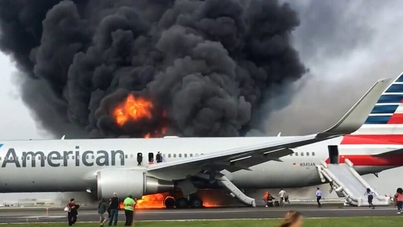 Noch während American-Airlines-Flug 383 zum Abheben über die Startbahn rollt, explodiert plötzlich das rechte Triebwerk und lässt das Flugzeug in Flammen aufgehen. – Bild: N24 Doku