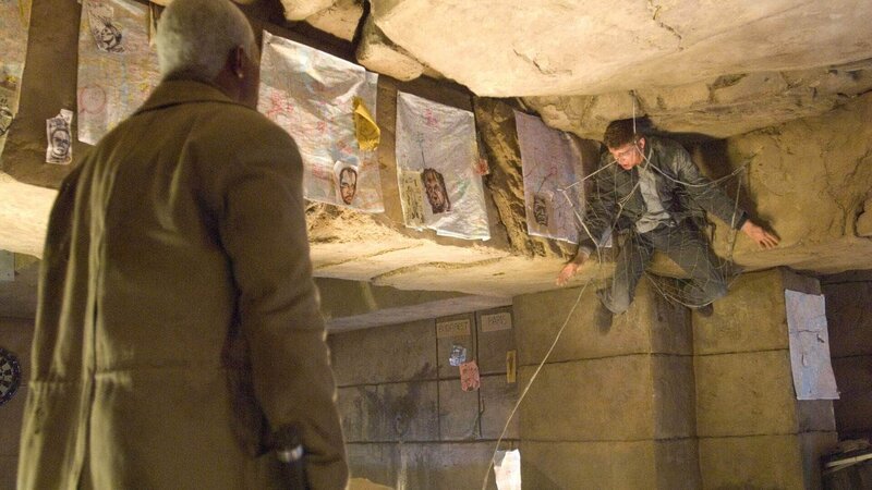Roland (Samule L. Jackson, l.) hält David Rice (Hayden Christensen) in Schach Die Verwendung des sendungsbezogenen Materials ist nur mit dem Hinweis und Verlinkung auf RTL+ gestattet. – Bild: RTL / © Kinowelt GmbH Roland (Samule L. Jackson, l.) hält David Rice (Hayden Christensen) in Schach Die Verwendung des sendungsbezogenen Materials ist nur mit dem Hinweis und Verlinkung auf RTL+ gestattet. – Bild: RTL / © Kinowelt GmbH