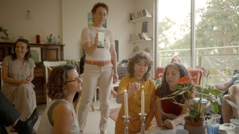 Die Rückgabe intensiviert den Kontakt zwischen dem israelischen und dem amerikanischen Zweig der Familie Szkolny/​Menel. – Bild: ZDF und Yair Zimmermann /​ argon film.
