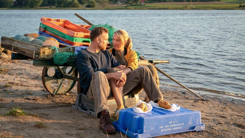 Nora (Tanja Wedhorn) mit Max (Bernhard Piesk) beim Picknick. – Bild: SRF/​ARD Degeto/​Boris Laewen