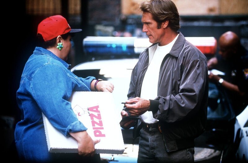 Steve (Barry Van Dyke, r.) erfährt von der Pizzalieferantin (Jan Hoag, l.), dass der Selbstmörder eine halbe Stunde zuvor ein De-Luxe Pizza bestellt hat. – Bild: Viacom