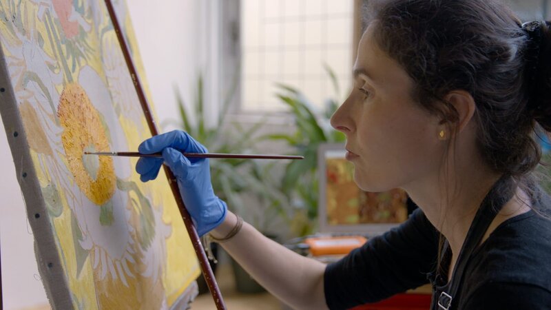 Die Malerin Charlotte Caspers malt für ein außergewöhnliches Forschungsprojekt van Goghs „Sonnenblumen“ nach. – Bild: ZDF und Felix Beßner./​Felix Beßner