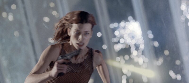 Alice (Milla Jovovich) hat einen starken Gegner: Nemesis, ein von der Umbrella Corporation gezüchteter Riesen-Mutant … – Bild: Constantin Film Lizenzbild frei