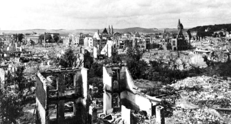 Blick vom Petersberg auf das zerstörte Nordhausen nach der Bombardierung am 3./4.4.1945 – Bild: MDR/Werner Steinmann/Stadtarchiv Nordhausen Blick vom Petersberg auf das zerstörte Nordhausen nach der Bombardierung am 3./4.4.1945 – Bild: MDR/Werner Steinmann/Stadtarchiv Nordhausen