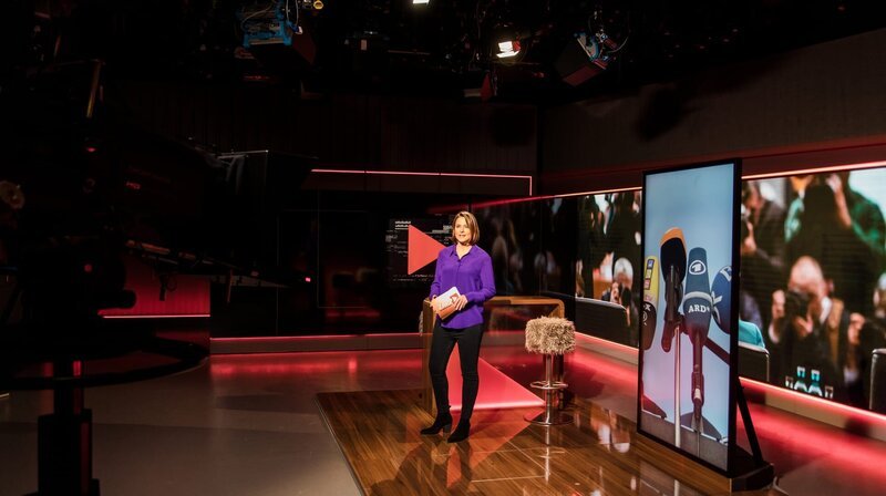 Zapp – Das NDR Medienmagazin – Moderatorin Kathrin Drehkopf Zapp – Das NDR Medienmagazin. Moderatorin Kathrin Drehkopf im Studio während der Sendung. – Bild: NDR/Hendrik Lüders / NDR Presse und Information Zapp – Das NDR Medienmagazin – Moderatorin Kathrin Drehkopf Zapp – Das NDR Medienmagazin. Moderatorin Kathrin Drehkopf im Studio während der Sendung. – Bild: NDR/Hendrik Lüders / NDR Presse und Information