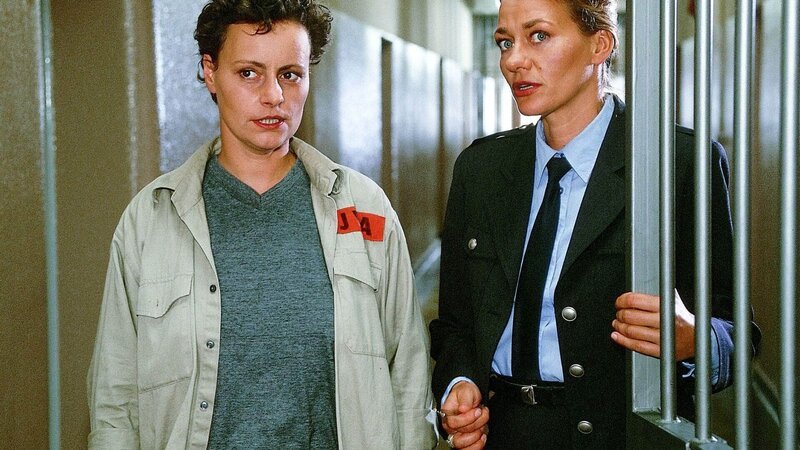 Eva (Karen Böhne, re.) öffnet Melanie (Sigrid M. Schnückel) und Walter das Tor zur Krankenstation; sie weiss, dass die beiden noch eine Rechnung mit Dr. Stein offen haben … – Bild: RTL
