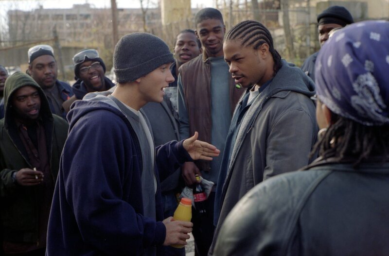 Jimmy (Eminem, li.) konfrontiert seinen Arbeitskollegen (Xzibit, re.) mit einem Rap um eine spannungsgeladene Situation zu entschärfen. – Bild: KinoweltTV