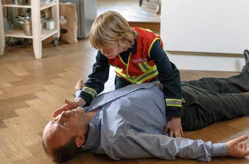 Mein Mann, ein Mörder – Bild: Felix Cramer/​Polyphon /​ Malte (Nikolas Beyer) findet seinen Vater (Ulrich Noethen).