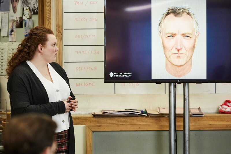 Muriel (Bronwyn James) präsentiert ihren Kollegen ein Phantombild des gesuchten Verbrechers. – Bild: ZDF und Matt Frost./​Matt Frost