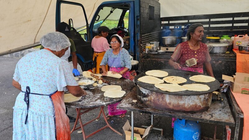 Indo-Mauritianerinnen beim traditionellen Street-Food – dem Dholl Puri (Nationalgericht), Fladen mit Füllung. – Bild: ZDF und Kamera Zwei.