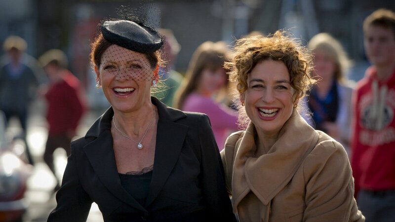 v.li.: Angela Roy, Isabel Varell. – Bild: port.hu