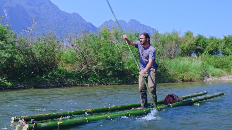 Hazen Audel paddelt mit seinem Bambusfloß auf dem Fluss. (National Geographic/​Ross Hamilton) – Bild: Ross Hamilton /​ National Geographic/​Ross Hamilton /​ National Geographic