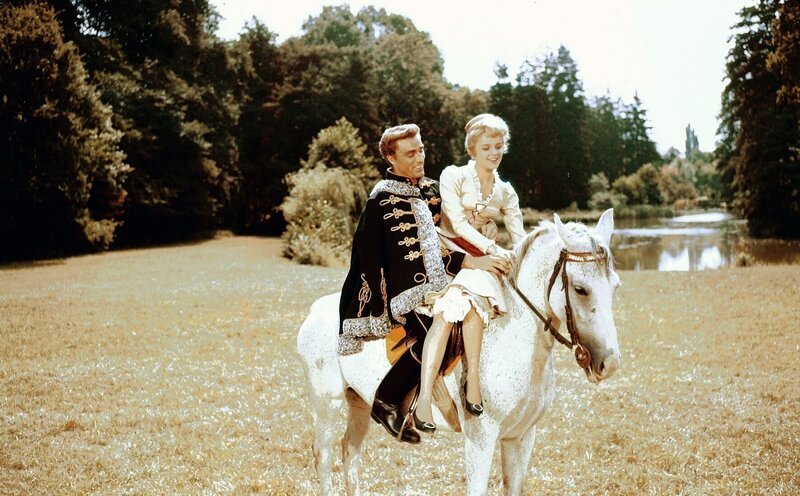 Sieghardt Rupp (Schlossverwalter), Sabine Sinjen (Försterchristel). – Bild: ORF/Kineos Sieghardt Rupp (Schlossverwalter), Sabine Sinjen (Försterchristel). – Bild: ORF/Kineos