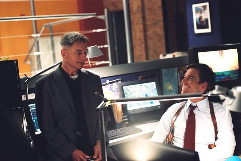 Durch einen Trick gelingt es Gibbs (Mark Harmon, l.) und Tony (Michael Weatherly, r.), einen Mord zu verhindern … – Bild: CBS Television Lizenzbild frei