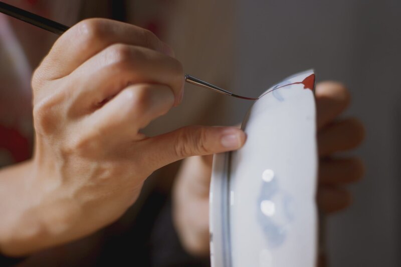 Mit Hilfe der japanischen Kintsugi-Technik wird zerbrochenen Keramiken neues Leben eingehaucht. – Bild: ZDF und Hiro Matsuzaki./​Hiro Matsuzaki