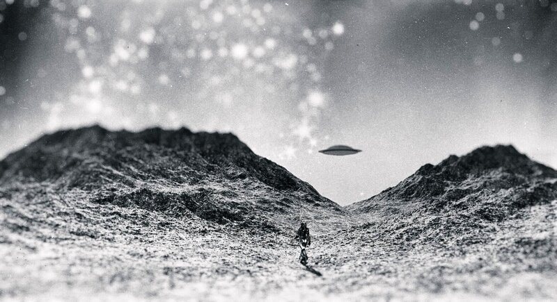 Astronaut walking towards UFO. – Bild: gremlin /​ Getty Images /​ E+ /​ MATJAZ SLANIC/​Royalty – Free