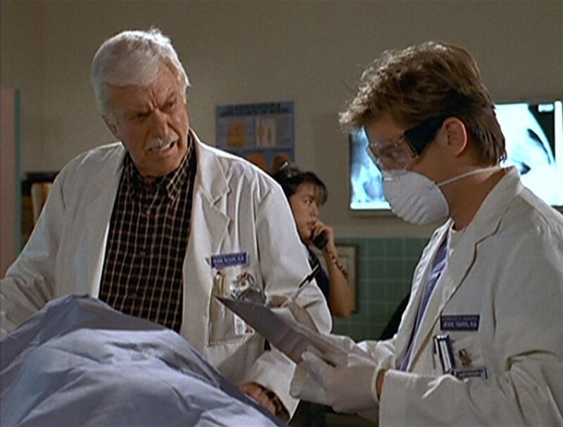 Jesse (Charlie Schlatter, r.) und Mark (Dick Van Dyke, l.) untersuchen die Opfer des Flugzeugabsturzes. – Bild: Viacom Lizenzbild frei