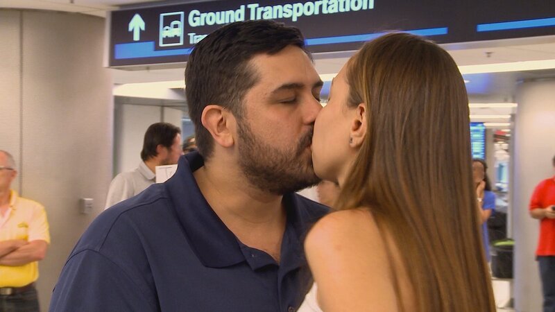 Fernando and Carolina sharing a passionate kiss in America. – Bild: TLC /​ Photobank – 34317_ep307_002. /​ Discovery Communications
