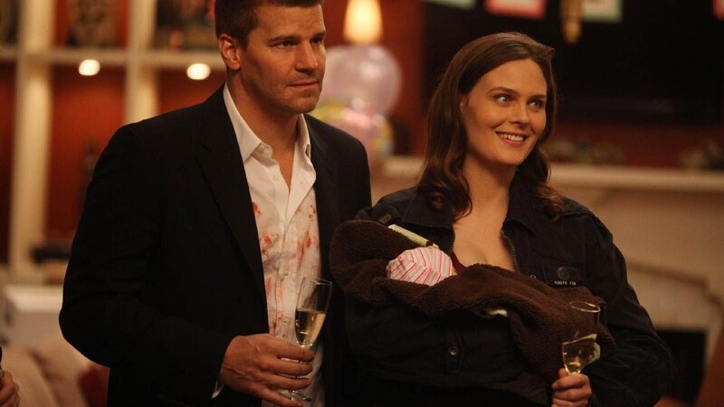Booth (David Boreanaz) und Brennan (Emily Deschanel) präsentieren ihren Kollegen voller Stolz ihre neugeborene Tochter. – Bild: RTL /​ FOX