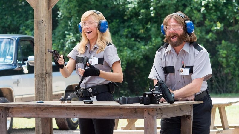 L-R: Jandice (Kate McKinnon), David Ghantt (Zach Galifianakis) – Bild: port.hu L-R: Jandice (Kate McKinnon), David Ghantt (Zach Galifianakis) – Bild: port.hu