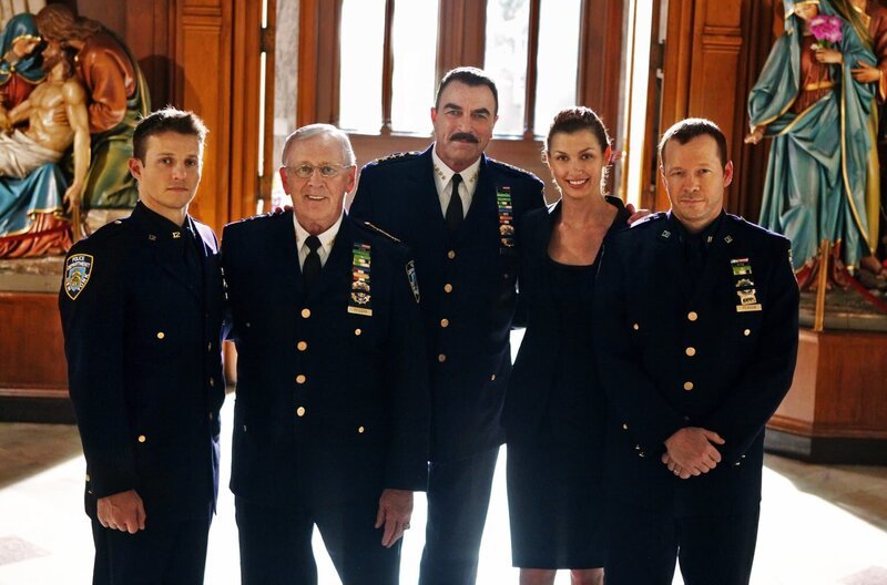(1. Staffel) – Familie Reagan teilt eine berufliche Leidenschaft. Sie haben sich der Bekämpfung der Kriminalität von New York verschrieben (v.l.n.r.): Jamie (Will Estes), Henry (Len Cariou), Frank (Tom Selleck), Erin (Bridget Moynahan) und Danny Reagan (Donnie Wahlberg) – Bild: 2010 CBS Broadcasting Inc. All Rights Reserved Lizenzbild frei