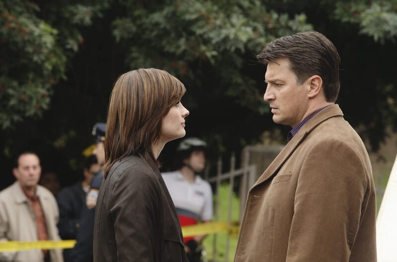 Richard Castle (Nathan Fillion, r.) fühlt sich verantwortlich dafür, dass das Leben von Kate Beckett (Stana Katic, l.) in Gefahr ist. – Bild: Universal TV