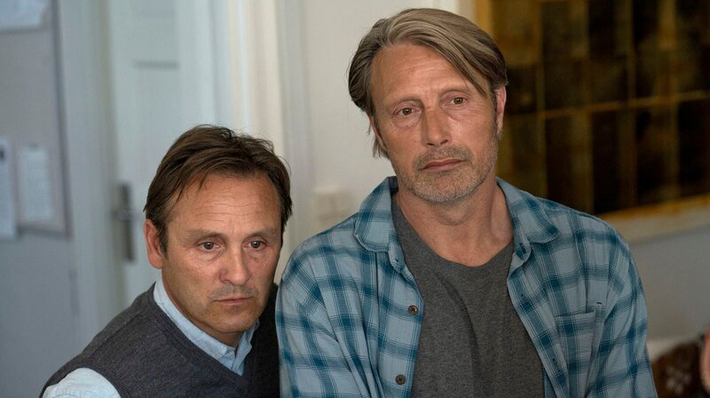Trinken in der Schule: Die Lehrer Martin (Mads Mikkelsen, re.) und Peter (Lars Ranthe, li.) wagen einen Versuch. – Bild: Degeto/Weltkino Filmverleih/Henrik Ohsten Trinken in der Schule: Die Lehrer Martin (Mads Mikkelsen, re.) und Peter (Lars Ranthe, li.) wagen einen Versuch. – Bild: Degeto/Weltkino Filmverleih/Henrik Ohsten