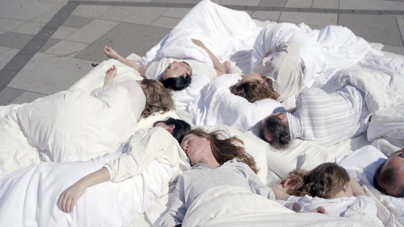 Anne Glasser und ihre Performer Vocal Naps am Stephansplatz in Wien. – SENDUNG: ORF2 – SO – 19.11.2023 – 23:05 Uhr – Copyright: ORF/​© Vocal Naps/​ – Veröffentlichung honorarfrei nur für redaktionelle Berichterstattung in Sendungszusammenhang und mit Copyrightangabe. Kontakt: foto@orf.at – Bild: ORF , Red Monster Film /​ ORF /​Red Monster Film