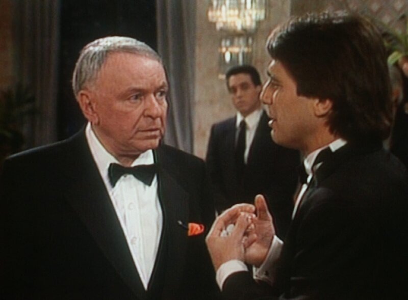 Tony (Tony Danza, r.) begegnet seinem Lieblingsstar Frank Sinatra (Frank Sinatra, l.). – Bild: Columbia