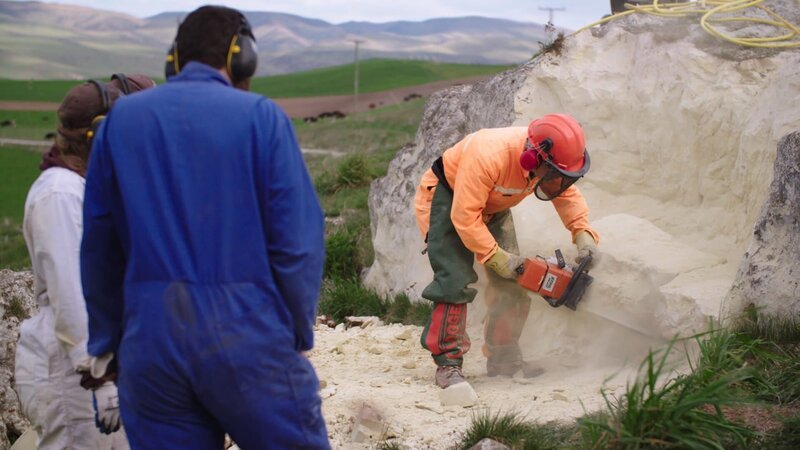 Fossilien werden mit einer Kettensäge aus dem weichen Kalkstein geschnitten, Waitaki Region Neuseeland. – Bild: ZDF und Jurassic Ltd.; Scott Mouat.