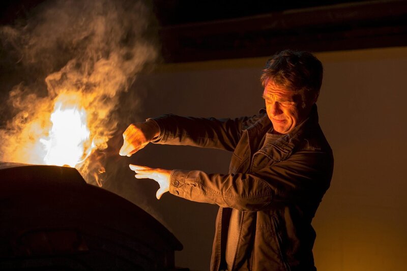 Hauptkommissar Matti Wagner (Pierre Besson) gelingt es nicht, wichtige Beweisstücke aus den Flammen zu retten. – Bild: ZDF /​ Michael Boehme Lizenzbild frei