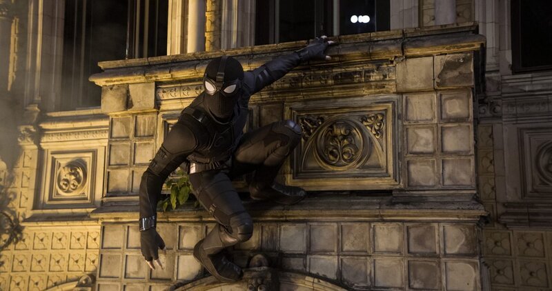 Peter (Tom Holland) alias Spider-Man kämpft in Prag gegen ein wütendes Feuer. – Bild: ZDF und Jay Maidment