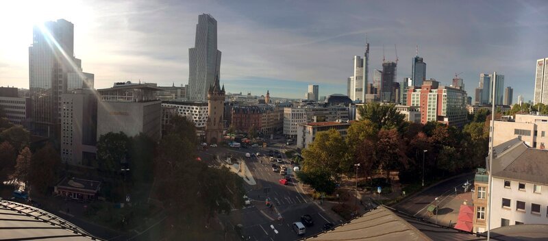 Das „Eschenheimer Tor“ ist einer der verkehrsreichsten Plätze in Frankfurt. Am mittelalterlichen Stadttor, das dem Platz seinen Namen gegeben hat, fahren Tag für Tag 40.000 Autos vorbei. – Bild: HR/​Silke Klose-Klatte