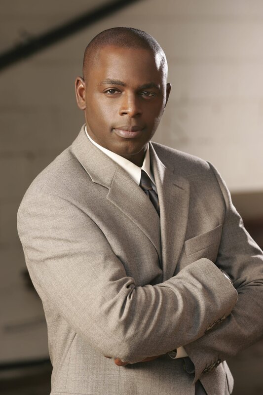 (1. Staffel) – David Sinclair (Alimi Ballard) ist ein aufstrebender junger Neuling beim FBI, den Don Eppes unter seine Fittiche genommen hat … – Bild: Paramount Network Television Lizenzbild frei
