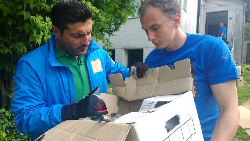 Trödelexperte Sükrü Pehlivan (li.) und ein Helfer überprüfen einen Karton mit Annas Sachen – Bild: RTL Zwei