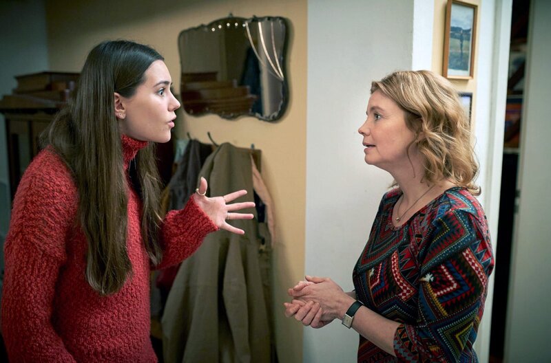 Leben über Kreuz – Bild: ZDF/​Arte/​Guido Engels /​ Zwischen Birthe (Annette Frier, re.) und ihrer Tochter Livia (Ava Montgomery, li.) kommt es zu heftigen Auseinandersetzungen.