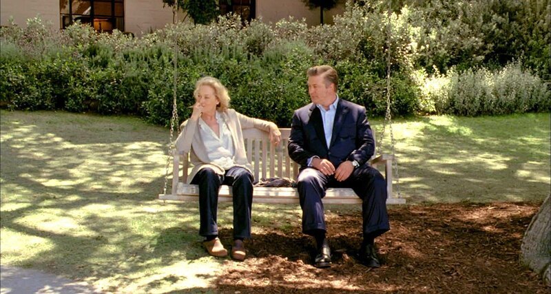 Obwohl die Scheidung zwischen Jane (Meryl Streep) und Jake (Alex Baldwin) bereits zehn Jahre zurück liegt, entwickeln sich zwischen dem Ex-Ehepaar alte Gefühle, die alles verkomplizieren … – Bild: RTL Zwei