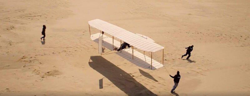 Ein Segelflugzeug im Landeanflug auf die Wüste. – Bild: ZDF und Jack Burton./​Jack Burton