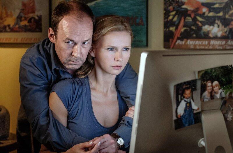 Mein Mann, ein Mörder – Bild: Felix Cramer/​Polyphon /​ Familie oder Geliebte ? Paul (Ulrich Noethen) hat eine Entscheidung getroffen. (hier mit seiner Frau Minette, gespielt von Veronica Ferres)