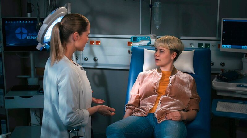 Dr. Julia Berger (Mirka Pigulla, l.) ist mit einer hartnäckigen jungen Frau beschäftigt. Klara Radke (Kollewijn Gwentsche, r.) hat sehr viele Fragen … – Bild: ARD/​Saxonia Media