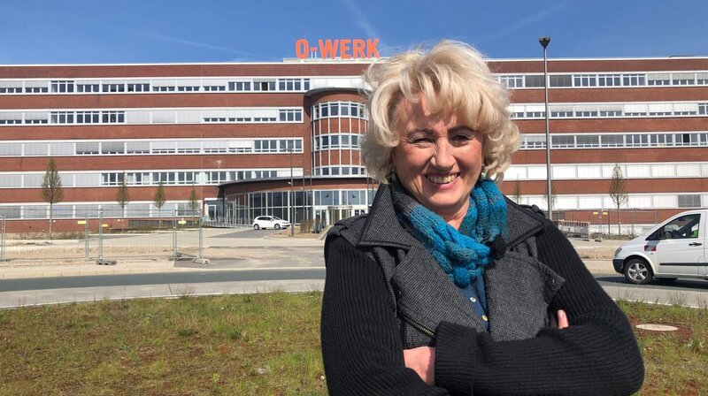 Ulrike Goldmann auf dem ehemaligen Gelände des Opelwerks. 1969 kam sie zu Opel und wurde die erste Meisterin im Betrieb. – Bild: WDR/Prima Donna TV Ulrike Goldmann auf dem ehemaligen Gelände des Opelwerks. 1969 kam sie zu Opel und wurde die erste Meisterin im Betrieb. – Bild: WDR/Prima Donna TV